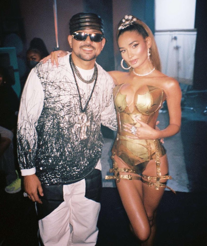 Sean Paul returns with a brand new single and music video entitled “How We Do It” featuring multi-platinum artist Pia Mia via Island Records